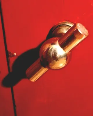 Caja Fuerte Antigua encastrada en mueble de madera