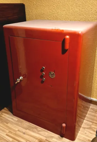 Caja Fuerte Antigua encastrada en mueble de madera