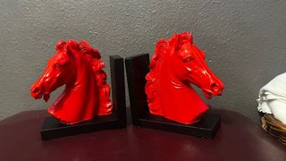 Sujetalibros Caballo Rojo