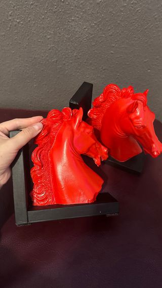 Sujetalibros Caballo Rojo