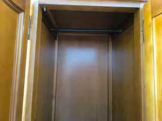 Armario de madera maciza