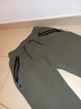Pantalón verde militar con cremalleras