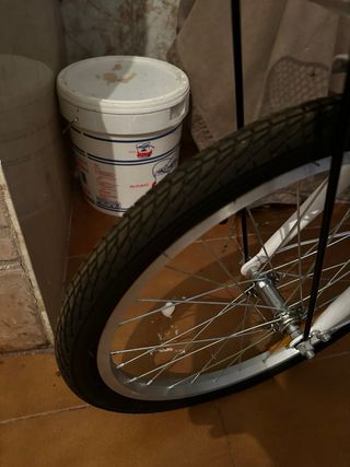 Bicicleta de tres ruedas blanca