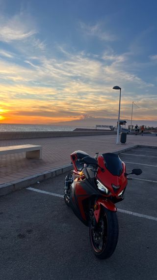 Moto GOES GP Roja y Negra