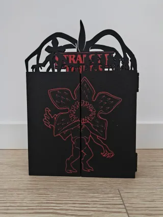 Expositor Plegable Stranger Things Kinder Joy