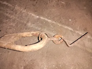 Brazalera antigua de metal y madera