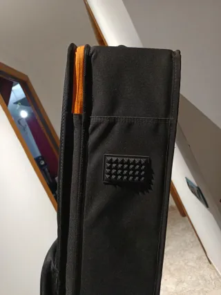 Transporte rígido con ruedas piano 88. Flight Case