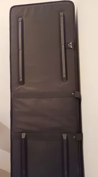 Estuche rígido con ruedas para piano 88 teclas.