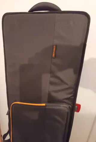 Estuche rígido con ruedas para piano 88 teclas.