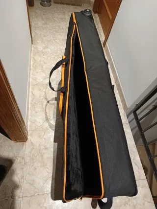 Estuche rígido con ruedas para piano 88 teclas.