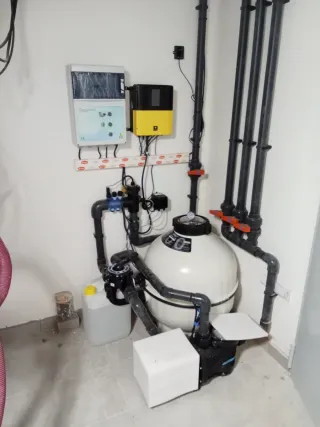 Montaje depuradora piscina y construcción