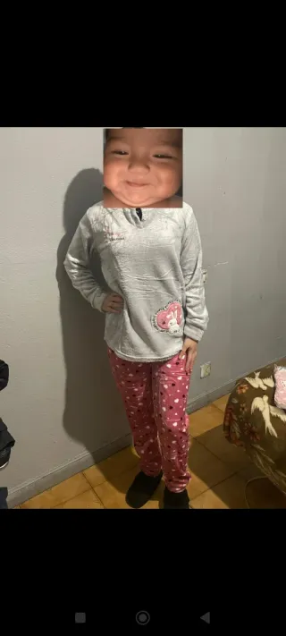 Pijama gris y rosa con corazones