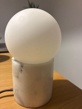 Lámpara de mesa moderna