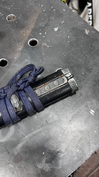 Katana decorativa con detalles plateados