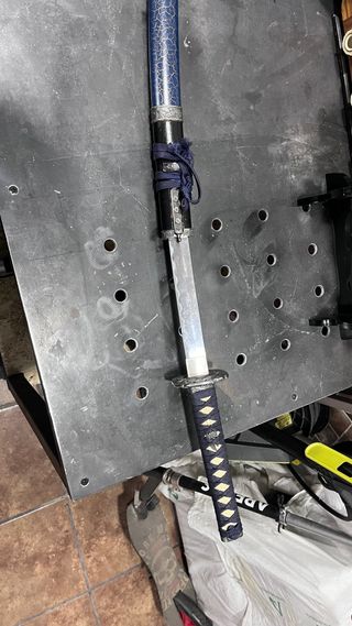 Katana decorativa con detalles plateados