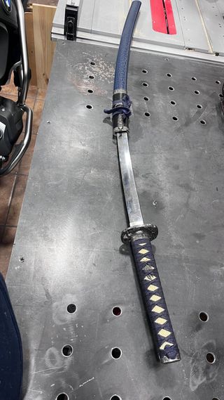 Katana decorativa con detalles plateados