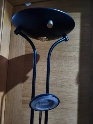 Lámpara de pie negra