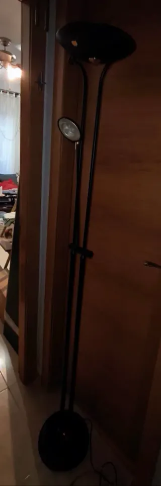 Lámpara de pie negra
