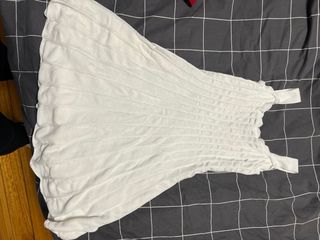 Blusa de manga larga a rayas rojay vestido blanco