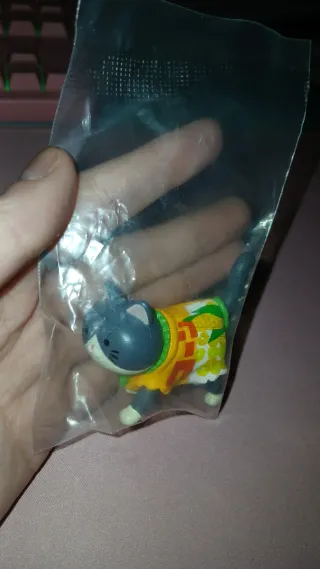 Figurita gato gris y blanco con bolsa