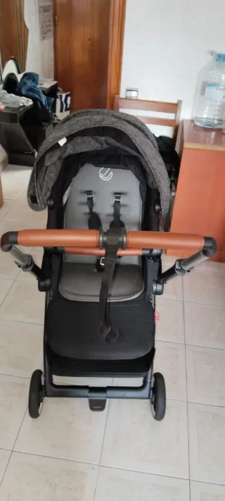 Carrito de bebé gris y marrón