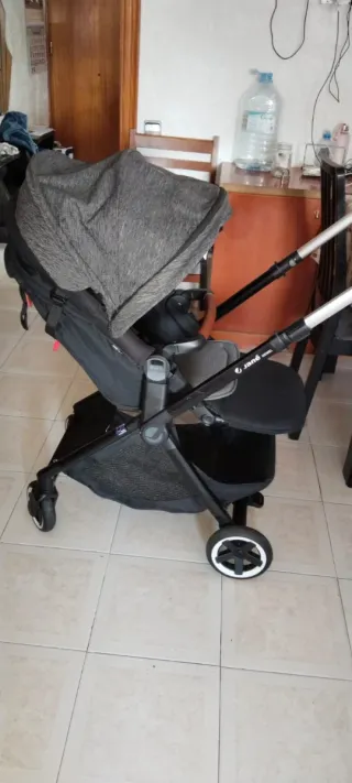 Carrito de bebé gris y marrón