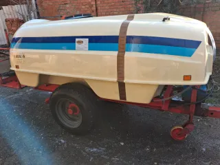 Carro de sulfatar poco uso de 2150 litros.