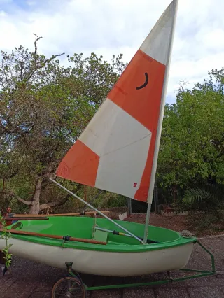 Barco velero tipo boomerang con motor Yamaha 2B