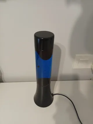 Lámpara de lava azul y negra