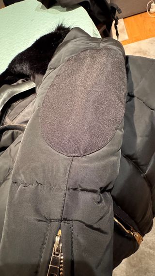 Casaco Zara preto com capuz de pelo