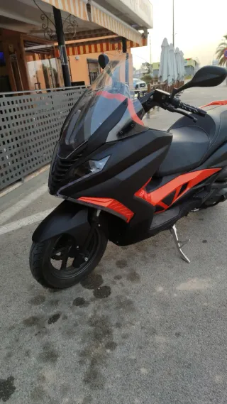 Moto Mitt GT Max 125 negra y Naranja