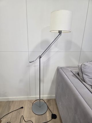 Lámpara de pie metal cromado pantalla blanca