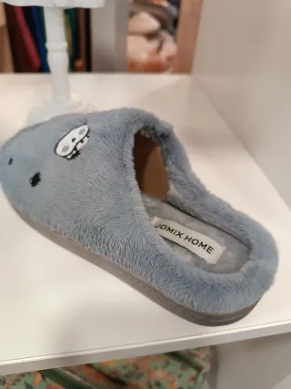 Zapatillas grises con estampado de vaca