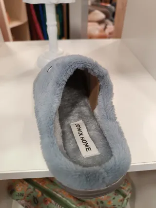 Zapatillas grises con estampado de vaca