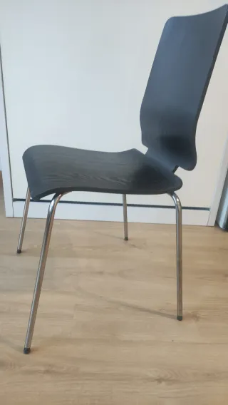 4 Sillas negras apilables. Madera y metal. ikea