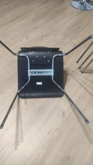 4 Sillas negras apilables. Madera y metal. ikea
