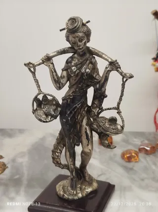 Antica statuetta argentata donna con asta