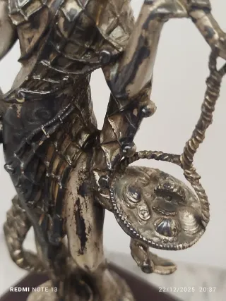 Antica statuetta argentata donna con asta