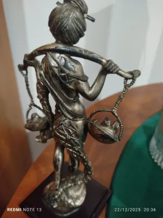 Antica statuetta argentata donna con asta