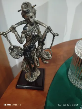 Antica statuetta argentata donna con asta