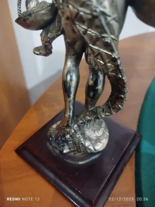 Antica statuetta argentata donna con asta