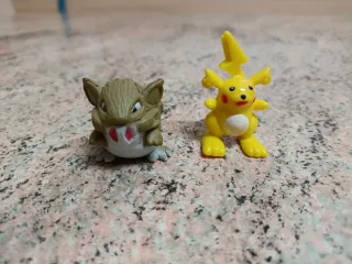 12 Figuras Pokémon + 2 Pokebolas