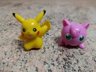 12 Figuras Pokémon + 2 Pokebolas