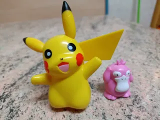 12 Figuras Pokémon + 2 Pokebolas