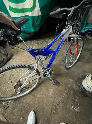 Bicicleta de montaña azul y plateada