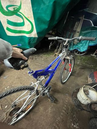 Bicicleta de montaña azul y plateada