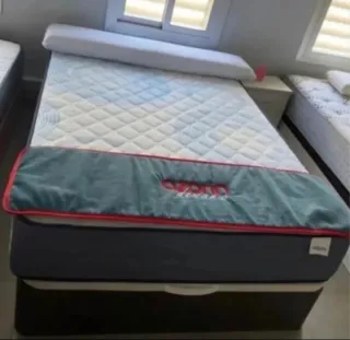 Canapé con colchón gris y rojo