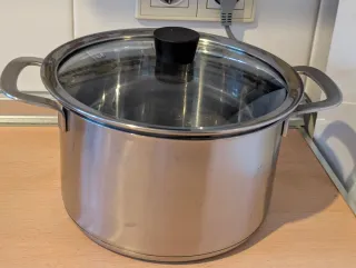 Ollas de diferentes tamaños y aceiteras