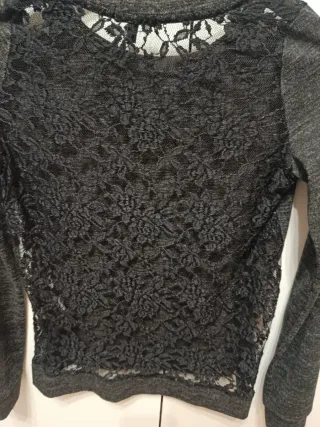 Top gris con detalles de encaje