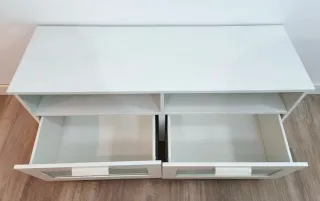 Mueble TV blanco con cajones.